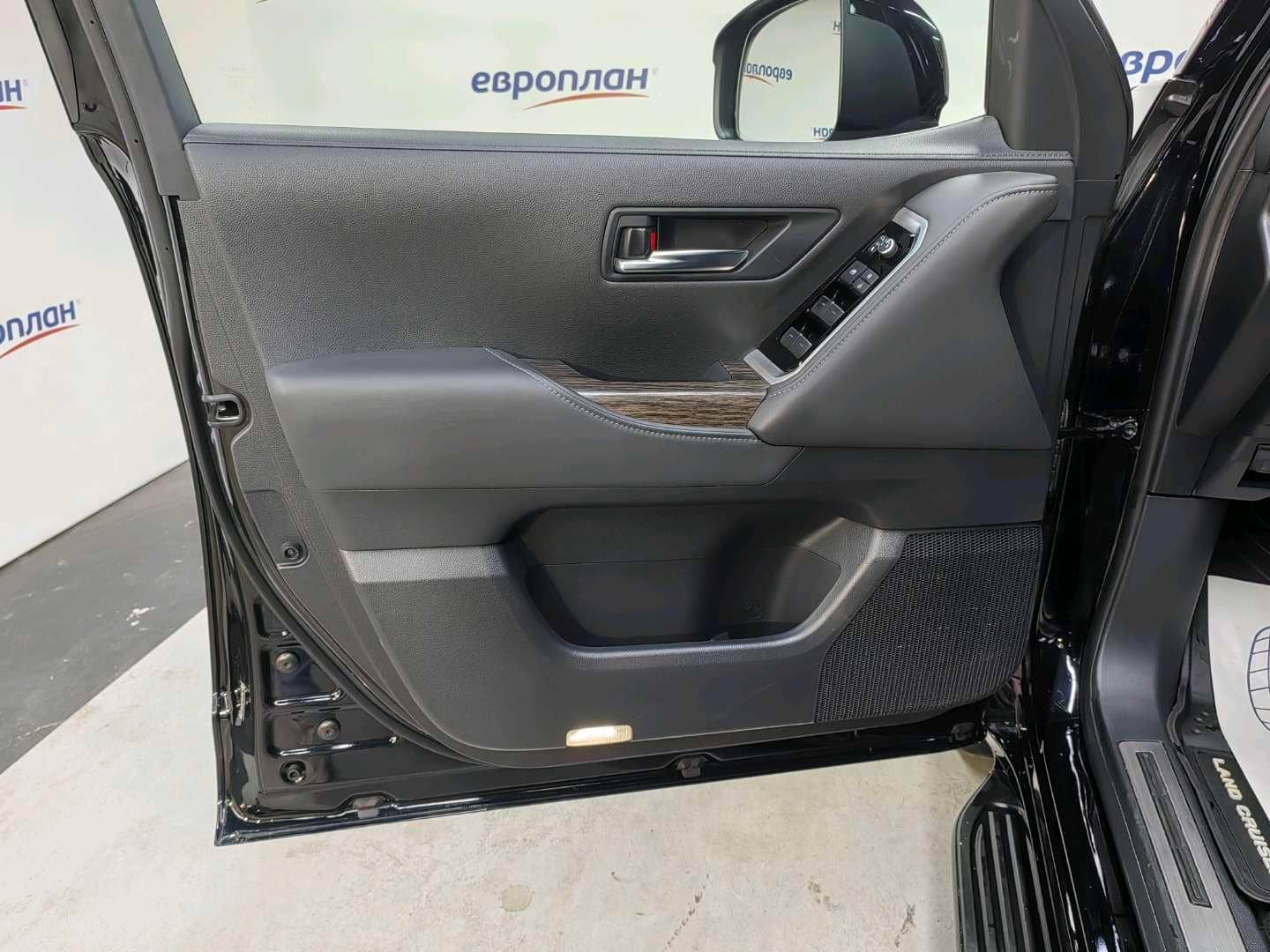Toyota Land Cruiser 300,  35 674 км, 2022 года в лизинг
