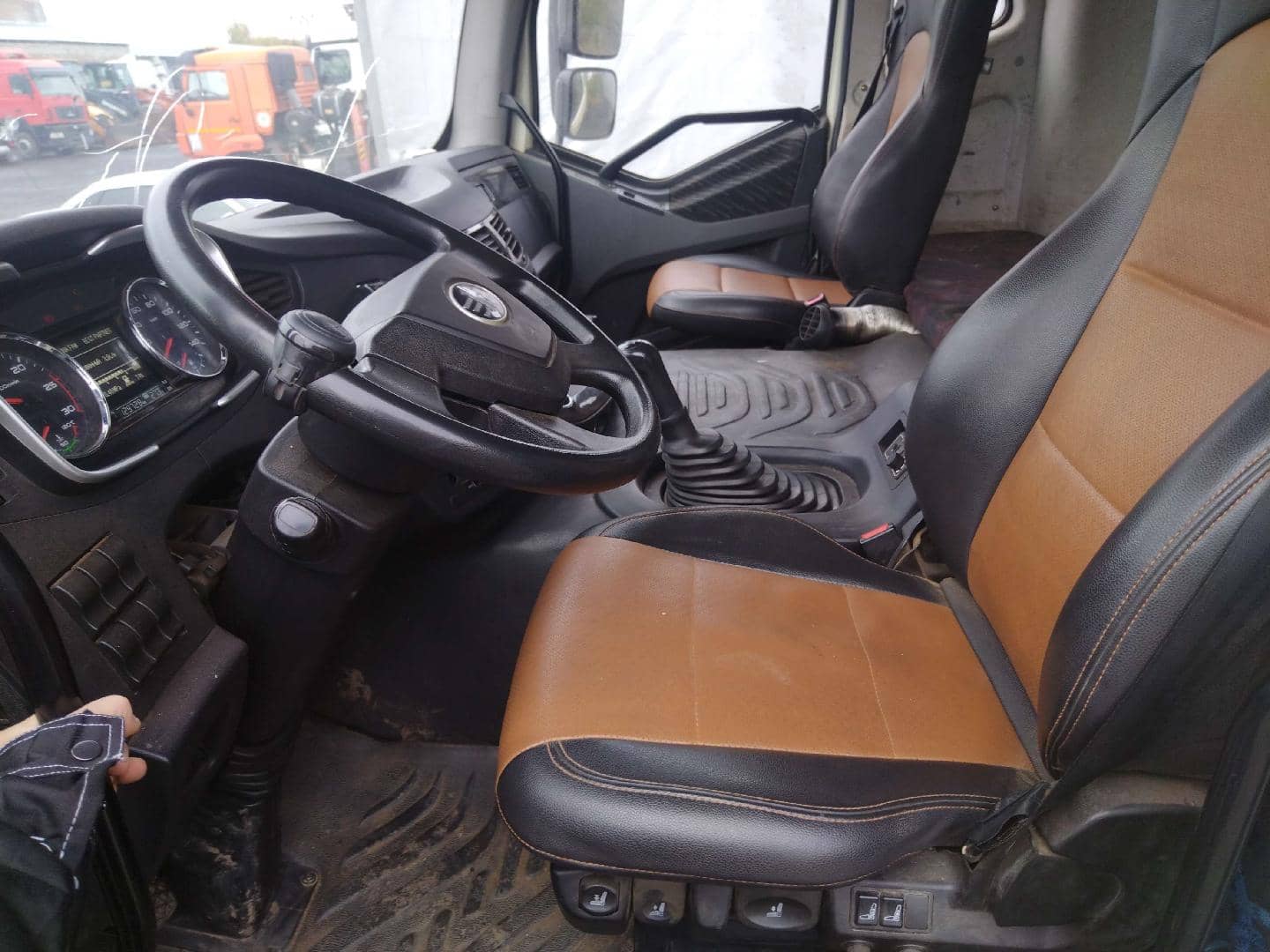 FAW CA3310P66K24T4E5 8х4,  129 725 км, 2023 года в лизинг