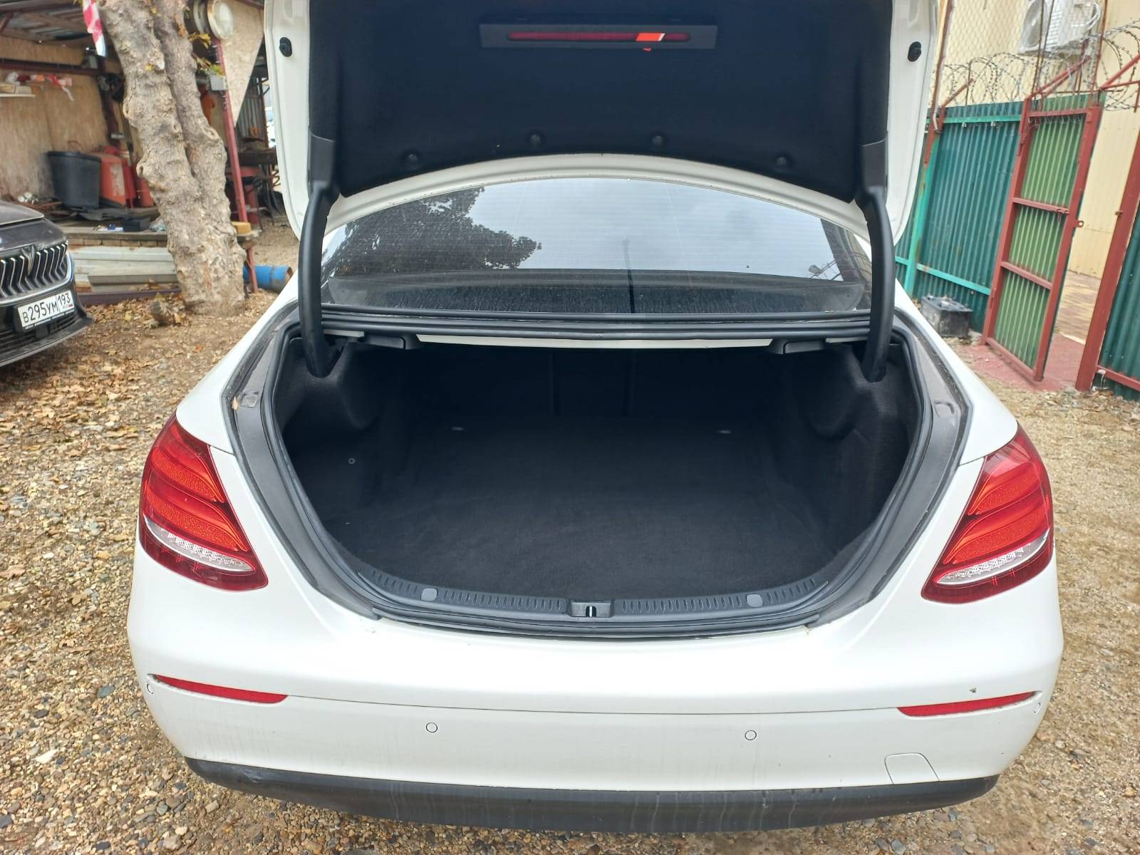 Mercedes-Benz E седан,  235 943 км, 2018 года в лизинг