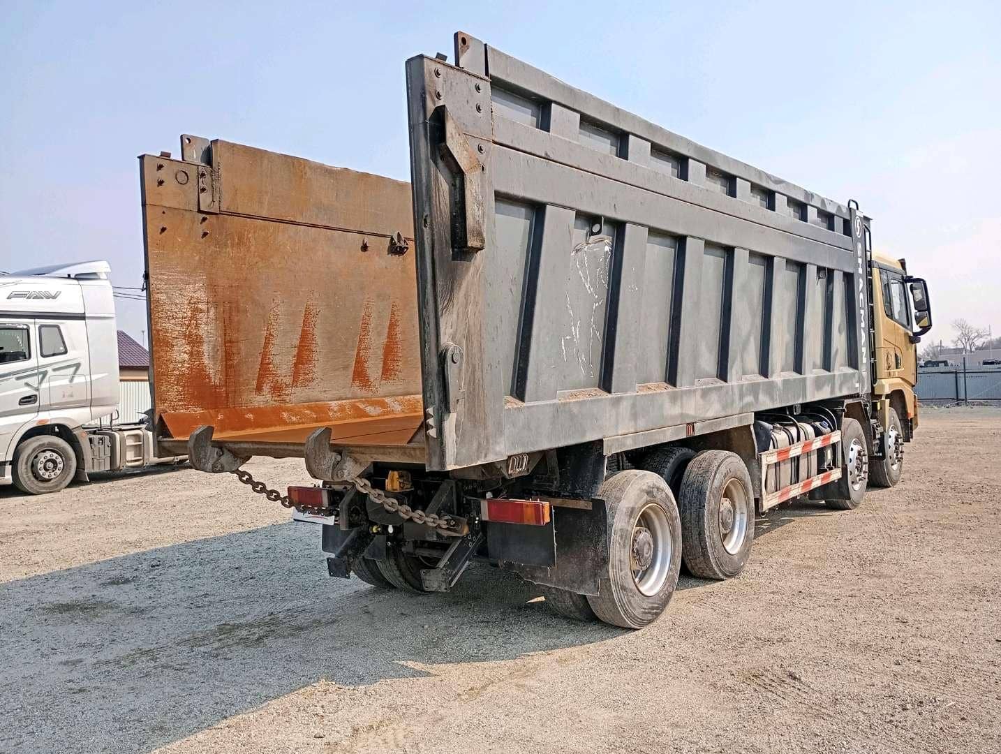 Shacman SX331863366 (скальный кузов),  96 162 км, 2023 года в лизинг