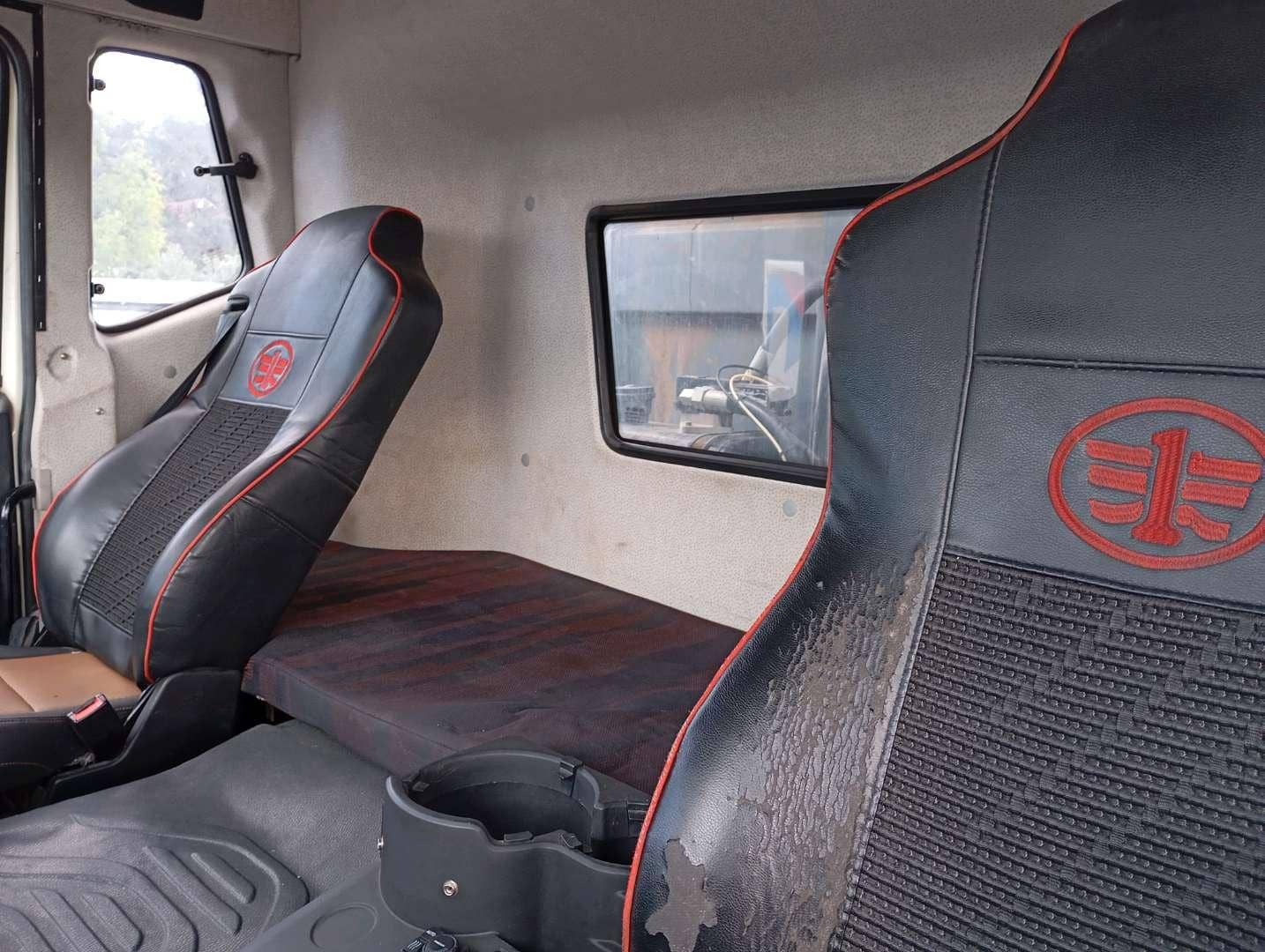 FAW CA3250P66K24T1E5 6х4,  180 571 км, 2022 года в лизинг