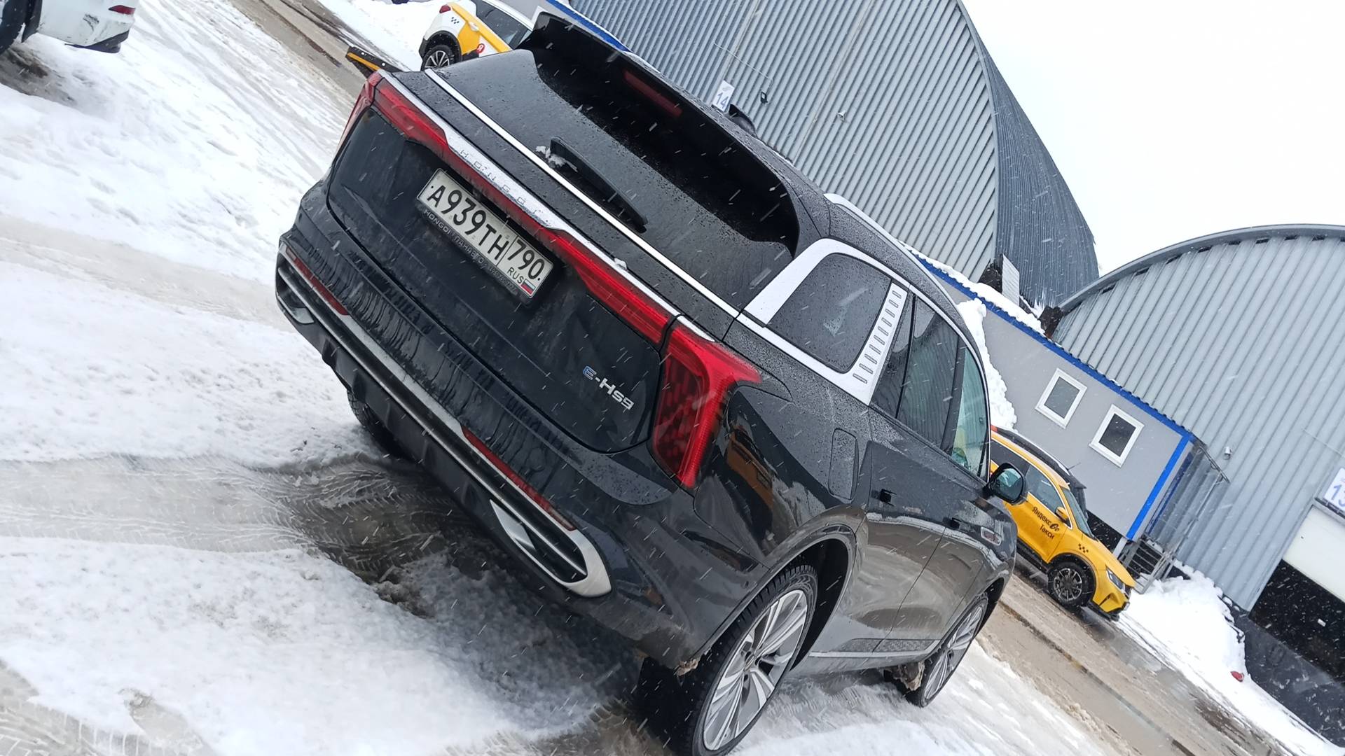 Hongqi E-HS9,  20 138 км, 2023 года в лизинг