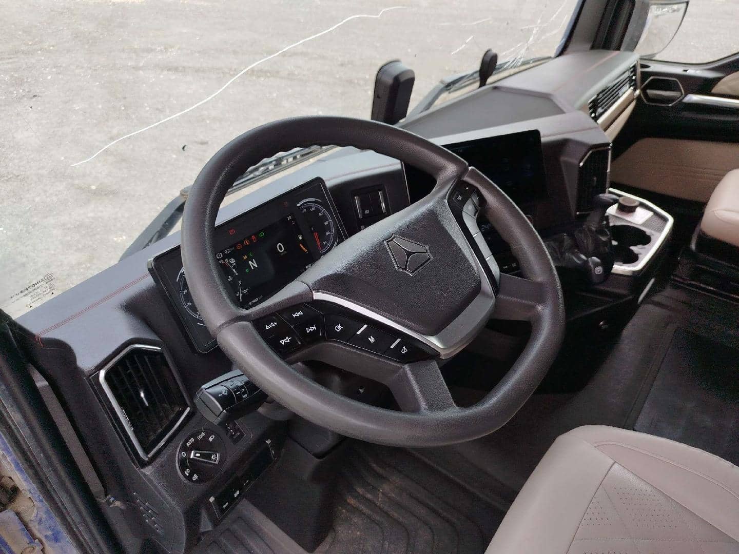Sitrak C7H MAX ZZ4186V391HE,  593 997 км, 2023 года в лизинг