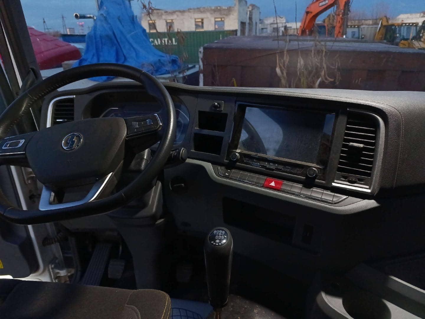Shacman SX331863366 (скальный кузов),  46 139 км, 2024 года в лизинг