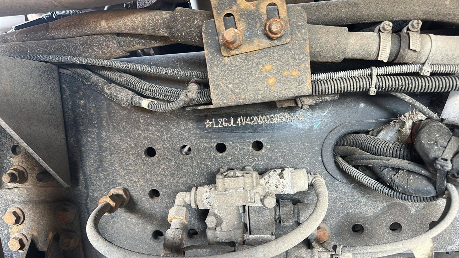 Shacman SX42566V324,  271 000 км, 2022 года в лизинг