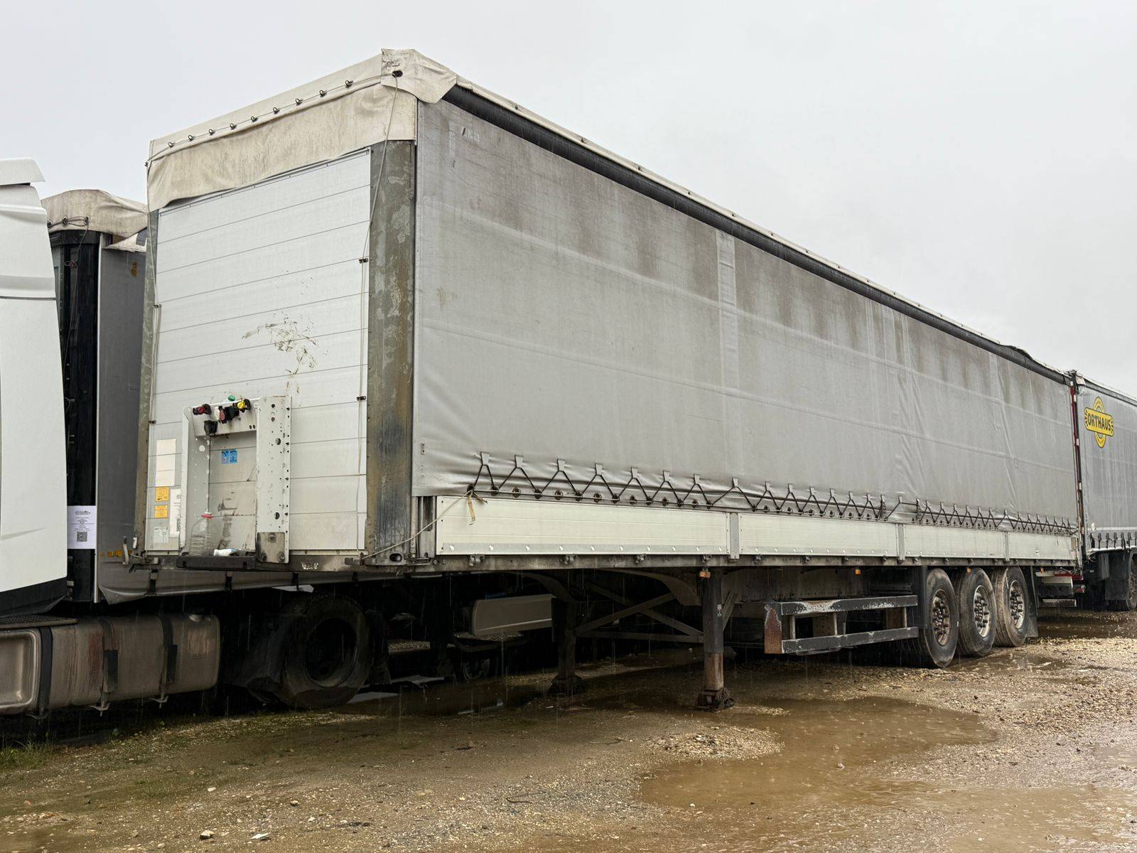 SCHMITZ Шторно-бортовой 9084