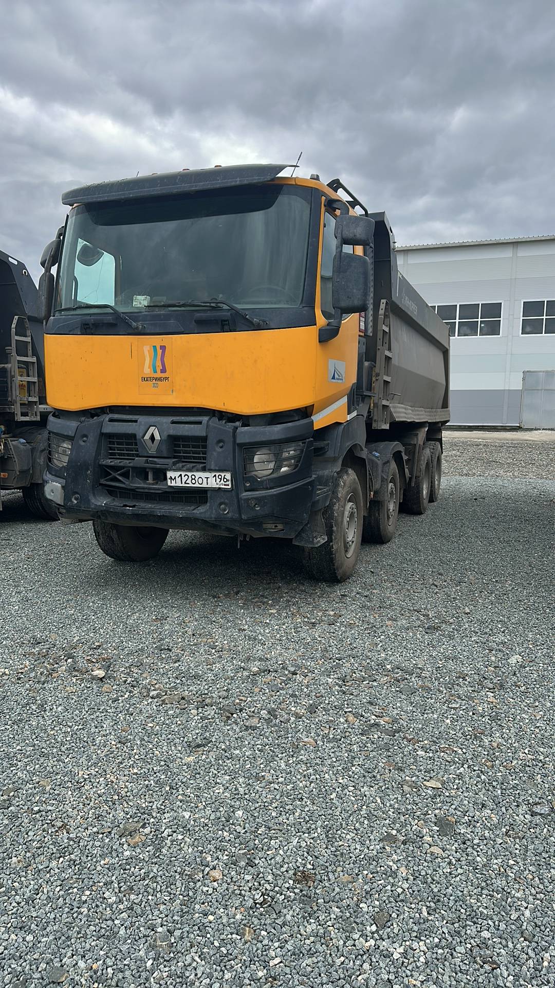 Renault K 430 8X4 (Day cab)