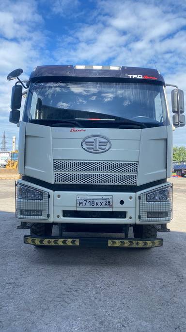 FAW CA3310P66K24T4E5 8х4 специализированный для работы c acфaльтoуклaдчиком