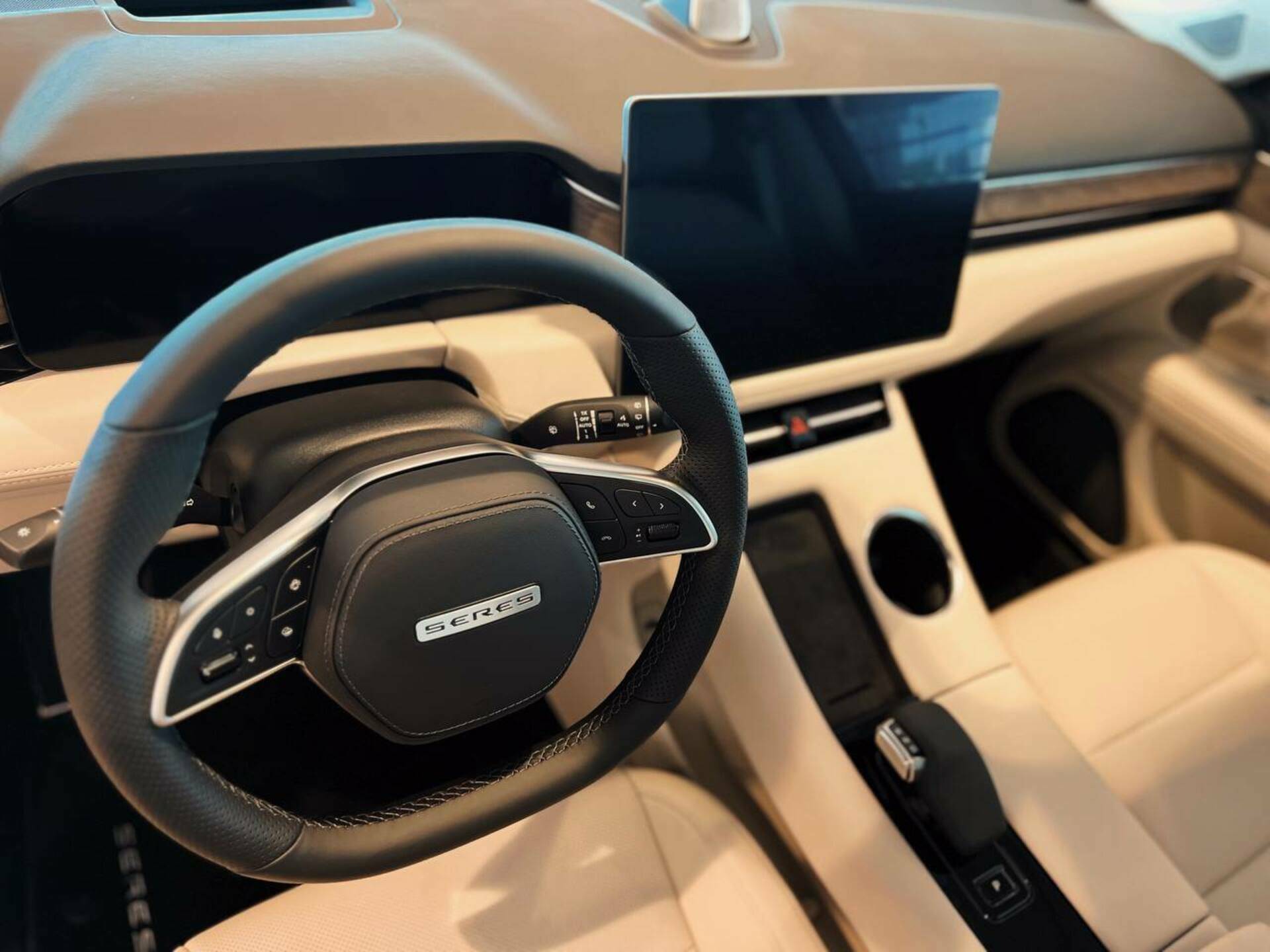 Seres M5 Premium 1.5hyb AT 4WD