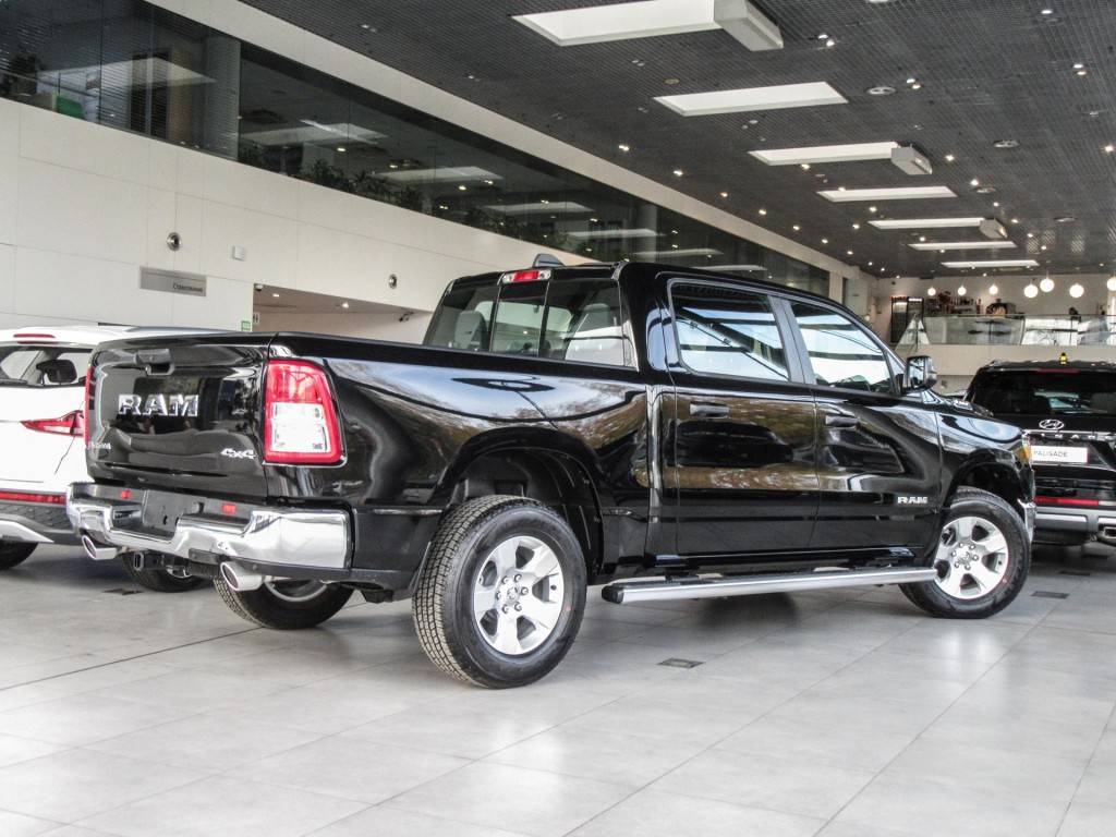 Ram 1500 Big Horn Crew Cab 5.7 8AT 4WD
