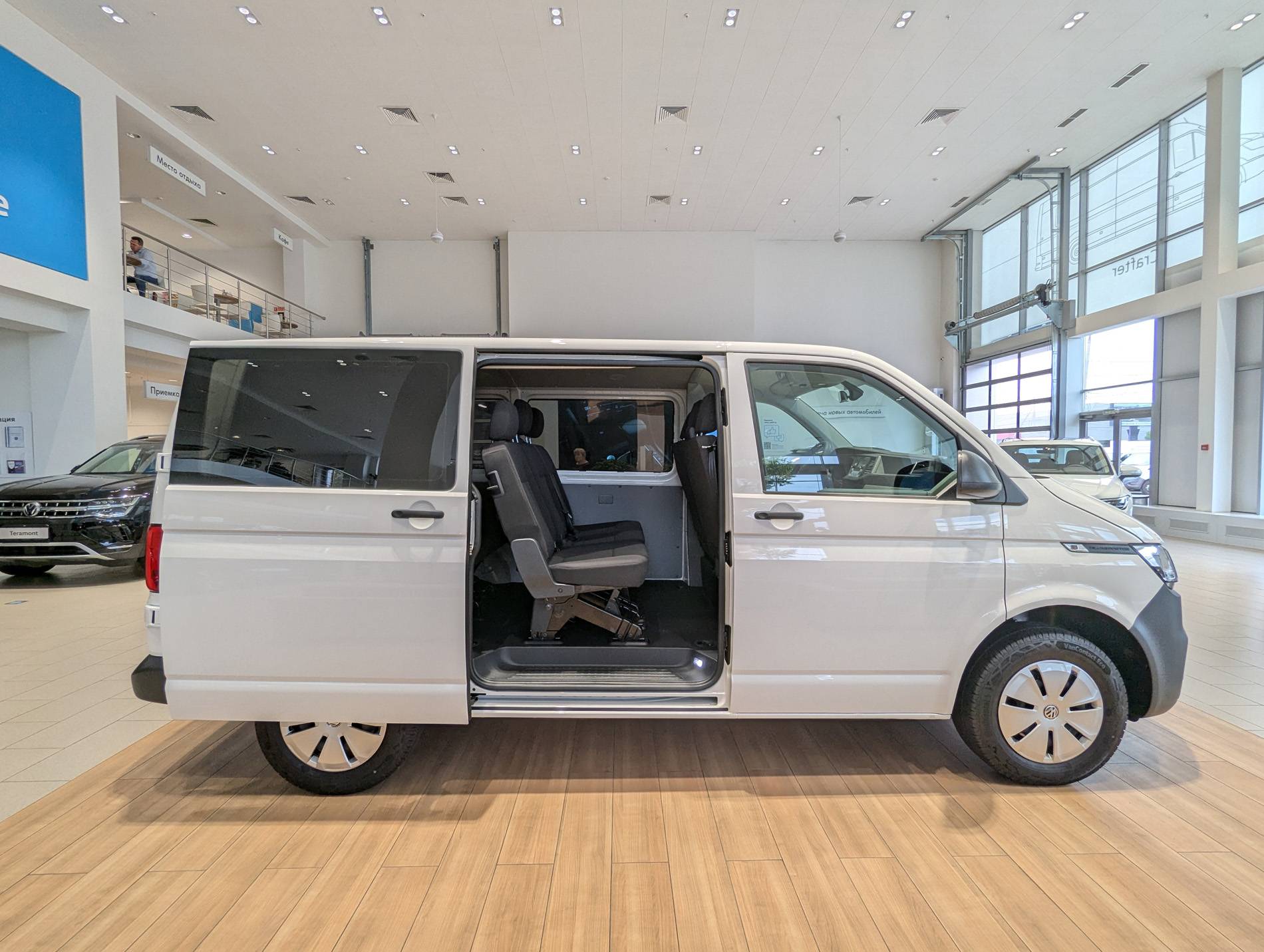 Volkswagen Transporter Kombi 2.0 TDI 150hp 6MT Короткая база