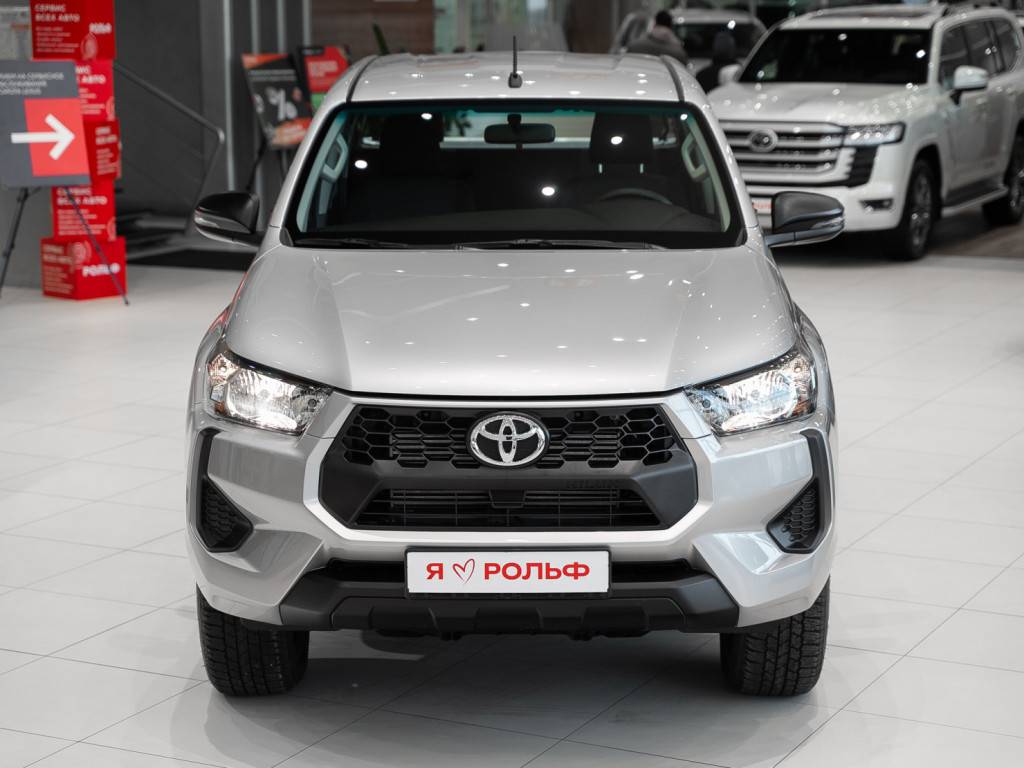 Toyota Hilux Комфорт 2.4d МКП