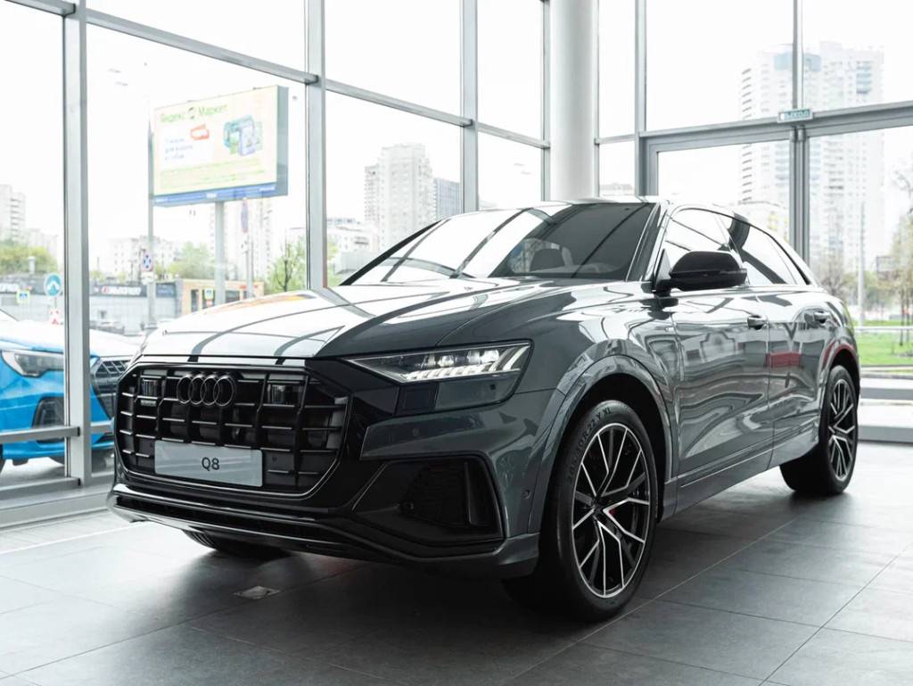 Audi Q8 - Серый