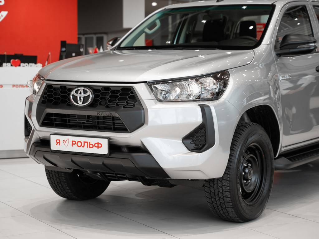 Toyota Hilux Комфорт 2.4d МКП