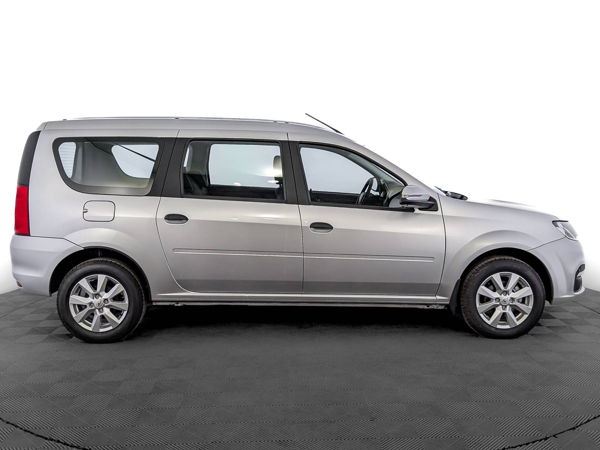 Lada Largus универсал Classic 5 мест 1.6 90hp 5MT