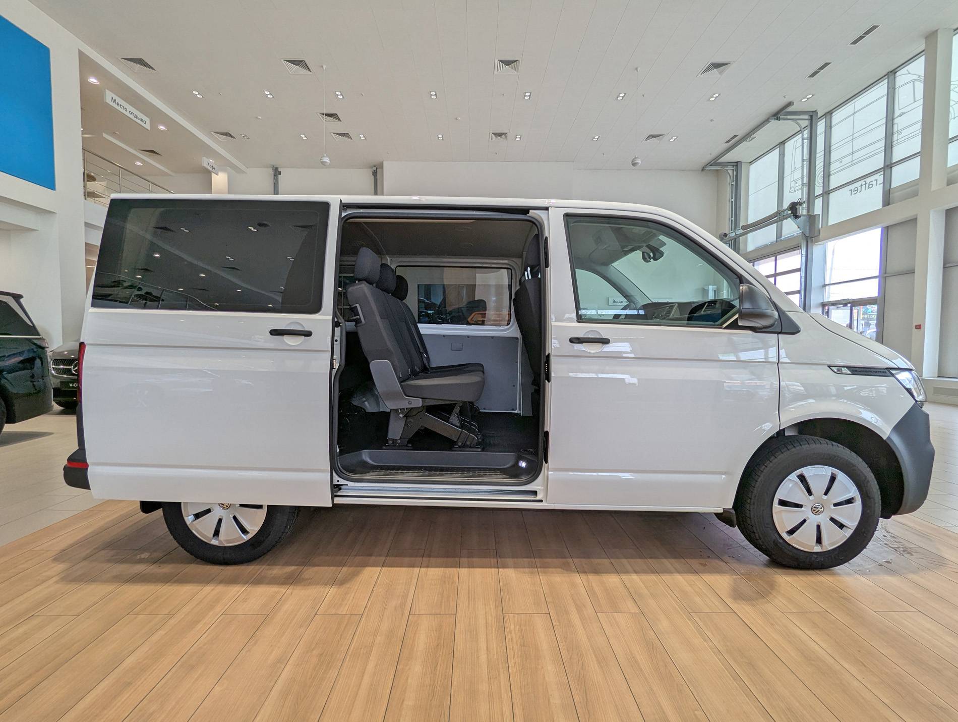 Volkswagen Transporter Kombi 2.0 TDI 150hp 6MT Короткая база