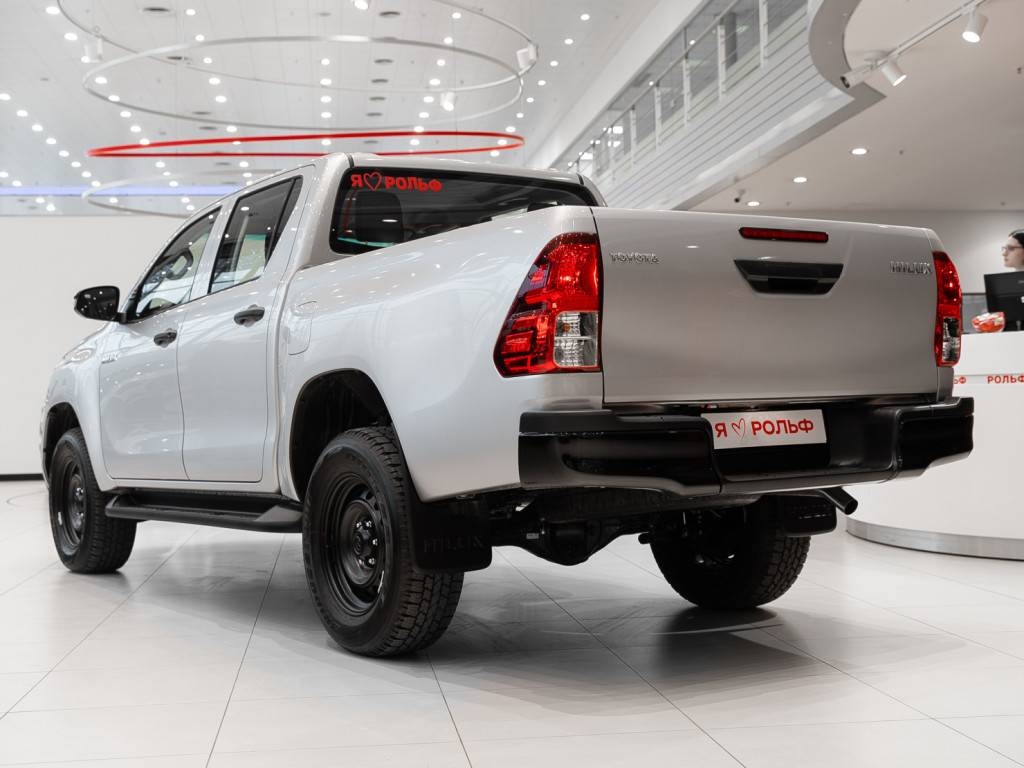 Toyota Hilux Комфорт 2.4d МКП