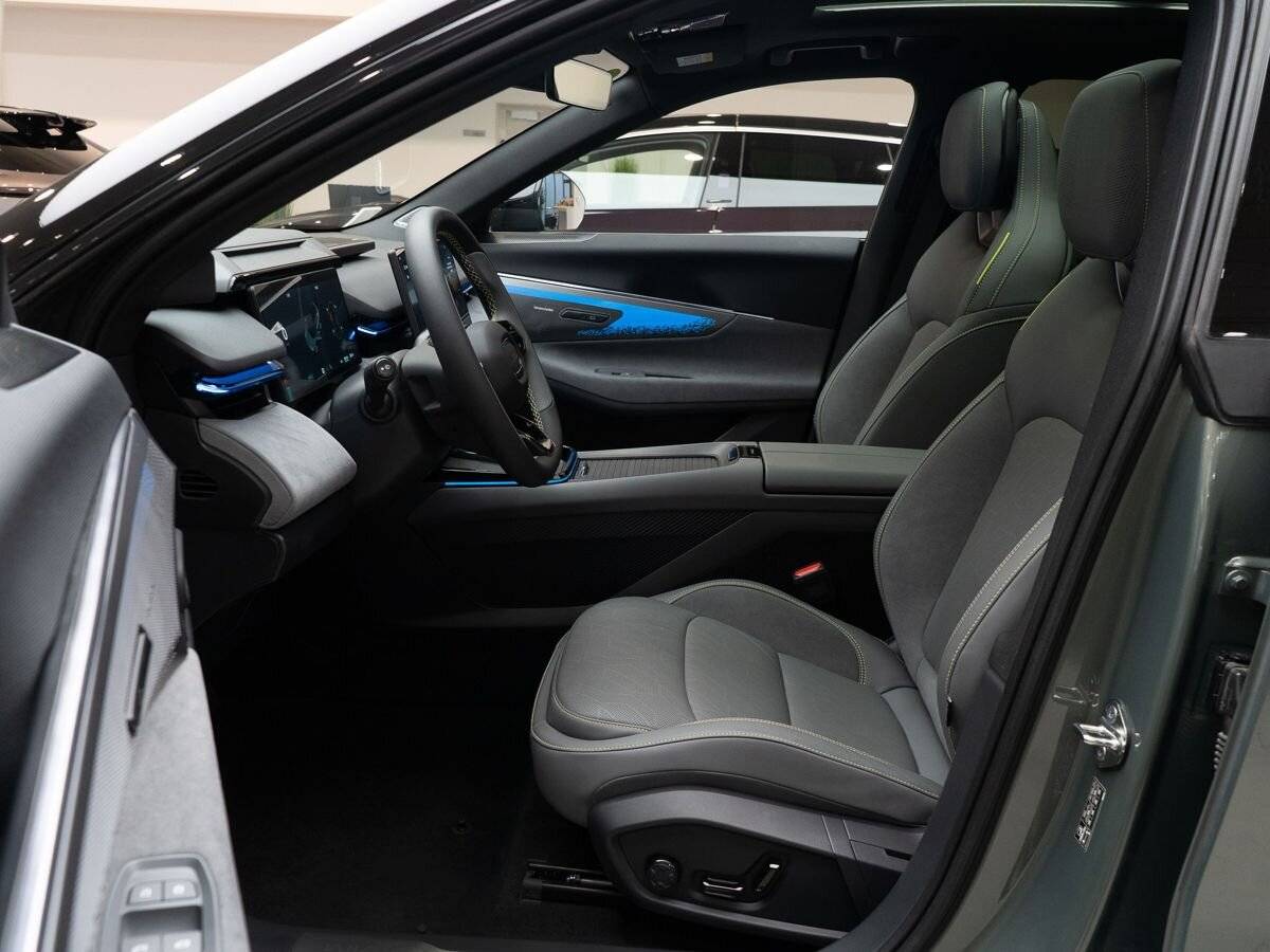 Lynk & Co 08 EM-P 220 4WD Perfomance Halo
