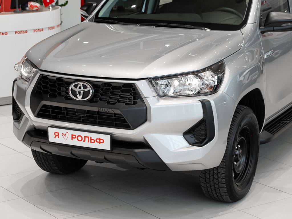 Toyota Hilux Комфорт 2.4d МКП