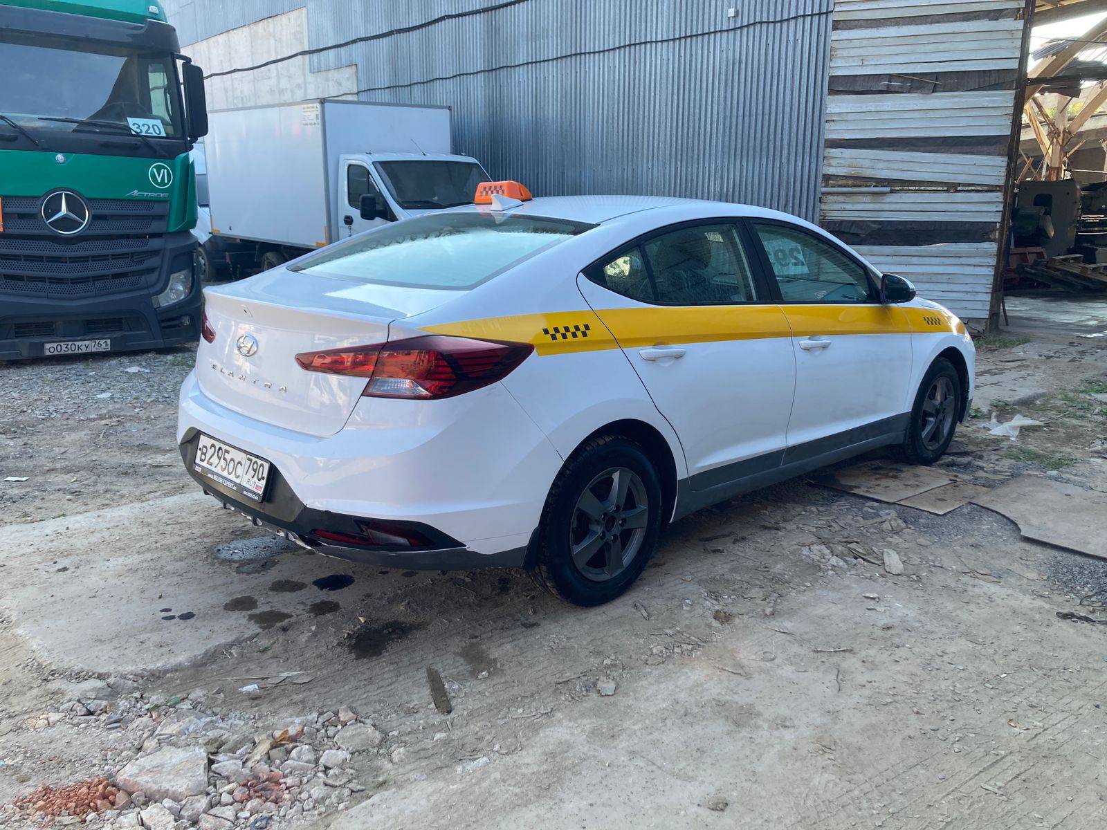 Hyundai Elantra Лот 000003413