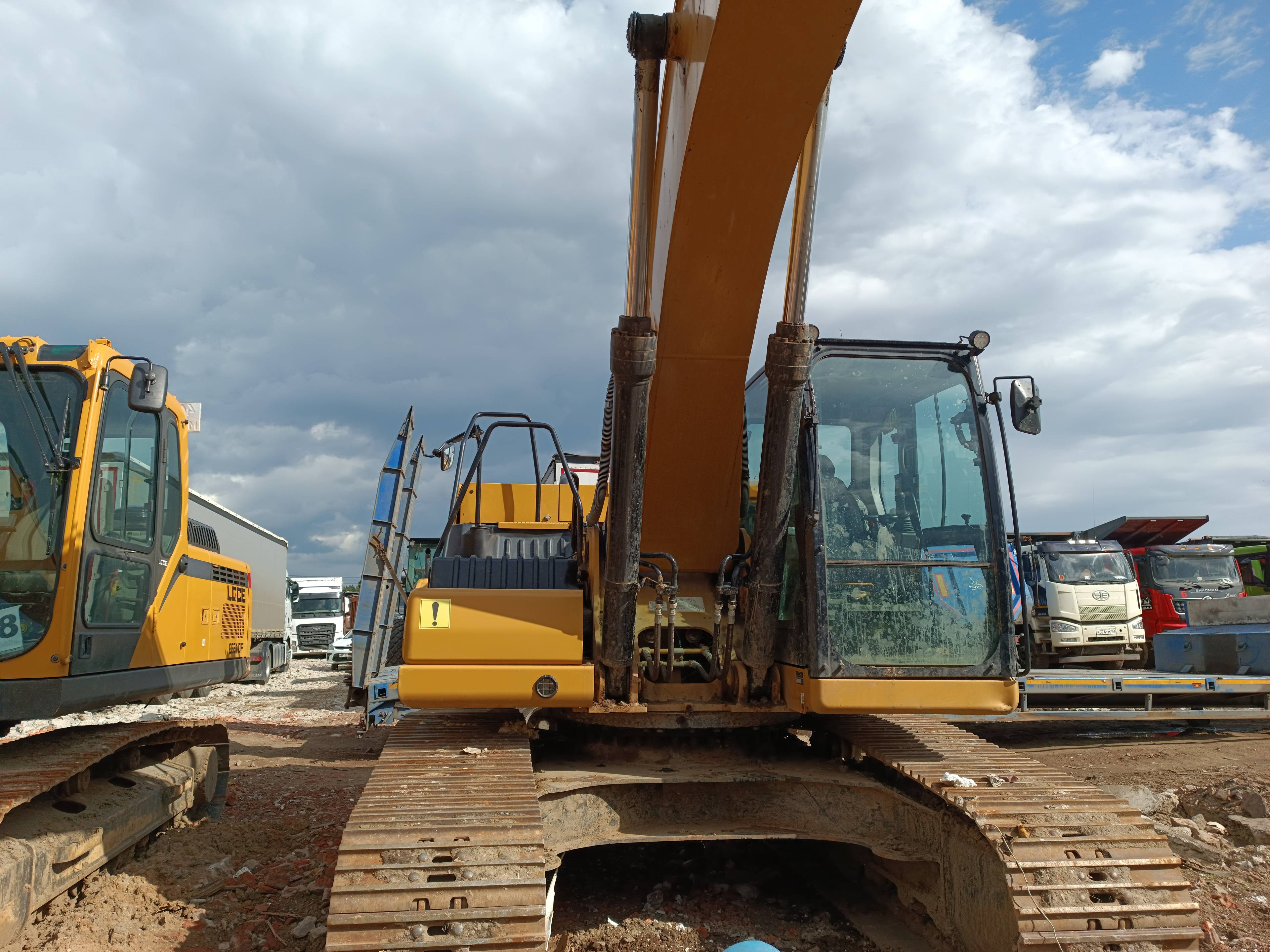 CATERPILLAR 330GC Лот 000001369